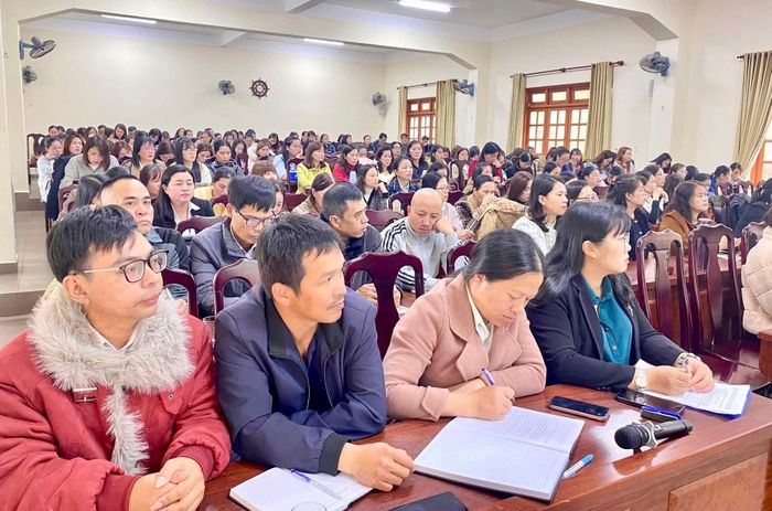 Cán bộ, giáo viên, nhân viên các cơ sở giáo dục trên địa bàn phường Lang Biang - Đà Lạt tham gia lớp bồi dưỡng, tập huấn chính trị hè 2026