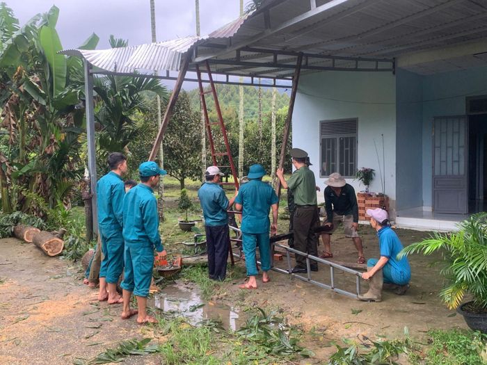 Các cơ quan, đơn vị xã Đạ Huoai 2 tích cực hỗ trợ người dân khắc phục hậu quả do thiên tai gây ra trên địa bàn