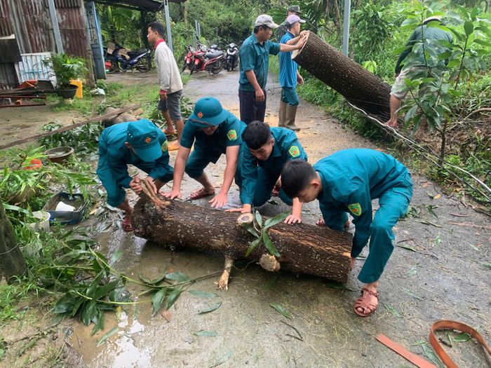 Lực lượng Ban Chỉ huy Quân sự xã Đạ Huoai 2 hỗ trợ người dân cưa hạ và di dời cây xanh bị ngã đổ