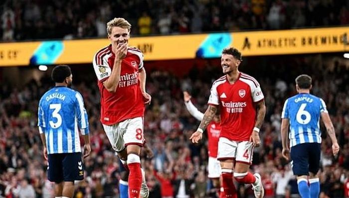 Arsenal ghi liền ba bàn chỉ trong 49 phút. Ảnh: Getty.