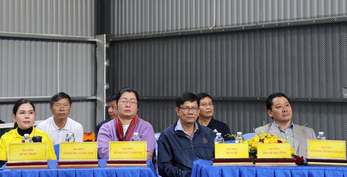 Đại diện các sở, ban ngành trong khối tham dự lễ khai mạc