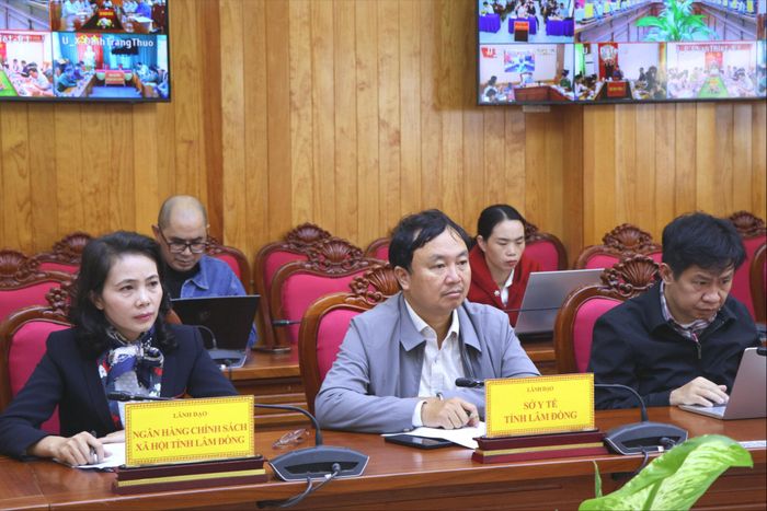 Lãnh đạo các sở, đơn vị trên địa bàn tham dự cuộc họp