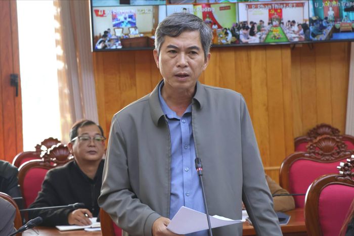 Phó Giám đốc Sở Dân tộc và Tôn giáo Nguyễn Hoàng Đạo báo cáo tiến độ chương trình phát triển kinh tế - xã hội vùng đồng bào dân tộc thiểu số và miền núi