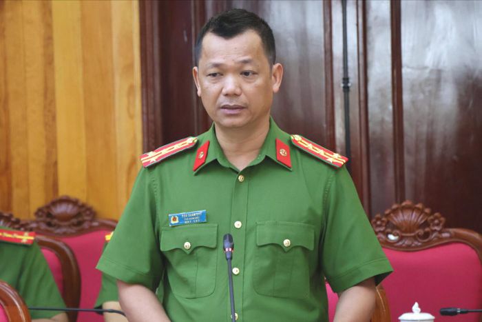 Đại tá Đậu Xuân Bảo, Phó Giám đốc Công an tỉnh báo cáo tiến độ thực hiện chương trình mục tiêu quốc gia phòng, chống ma túy