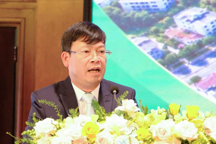 Ông Nguyễn Văn Triêm, Phó Chủ tịch UBND phường Cam Ly - Đà Lạt phát biểu làm rõ những vấn đề doanh nghiệp quan tâm