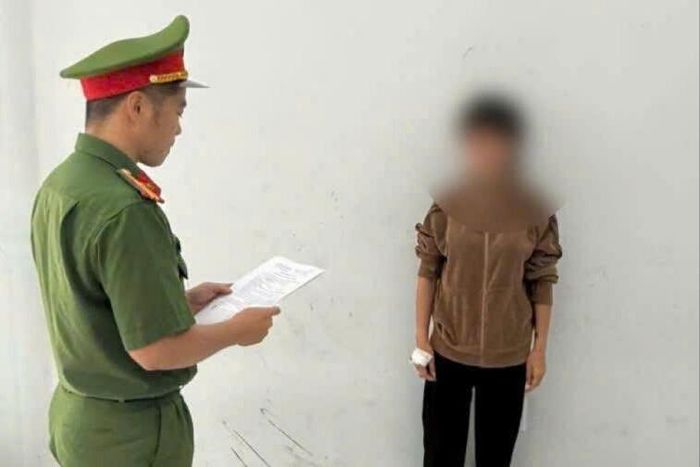 Công an phường La Gi thi hành các quyết định đối với Ng.Th.A.Th (Ảnh CAP La Gi)