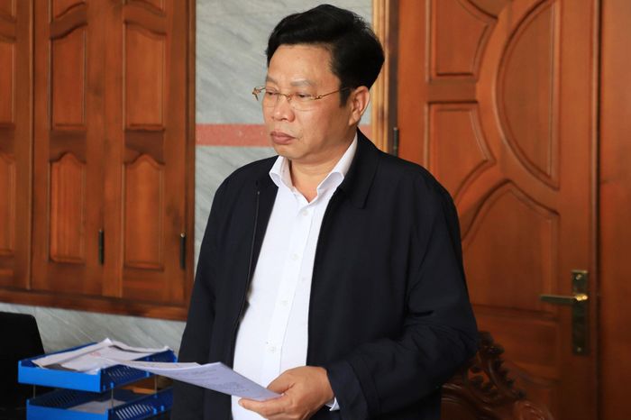 Bí thư Đảng ủy xã Quảng Trực Dương Huy Toàn báo cáo công tác chuẩn bị năm học mới