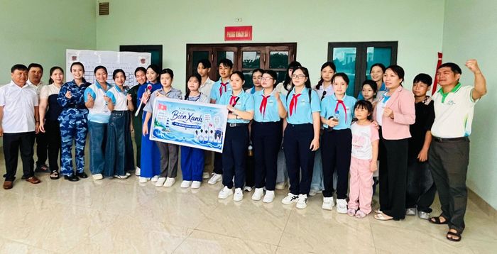 Các thành viên trong đội thi tỉnh Lâm Đồng chụp hình lưu niệm