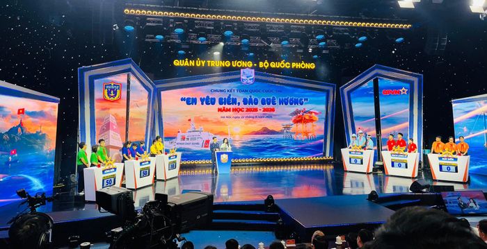 Đội thi Biển xanh (thứ 3 bên tay phải) trải qua các phần thi