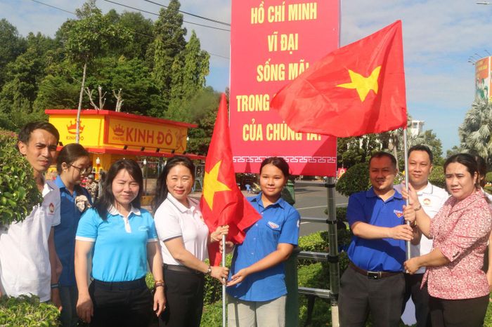Lãnh đạo phường Phú Thủy trao cờ cho đoàn viên treo trên "Tuyến đường cờ Tổ quốc"
