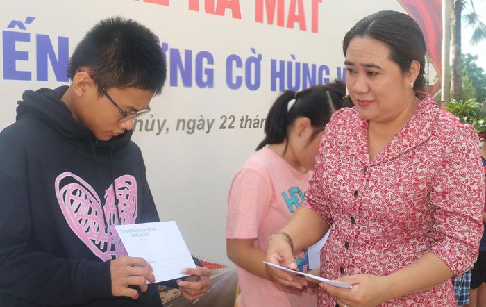 Đại diện lãnh đạo phường Phú Thủy trao quà cho các em học sinh có hoàn cảnh khó khăn