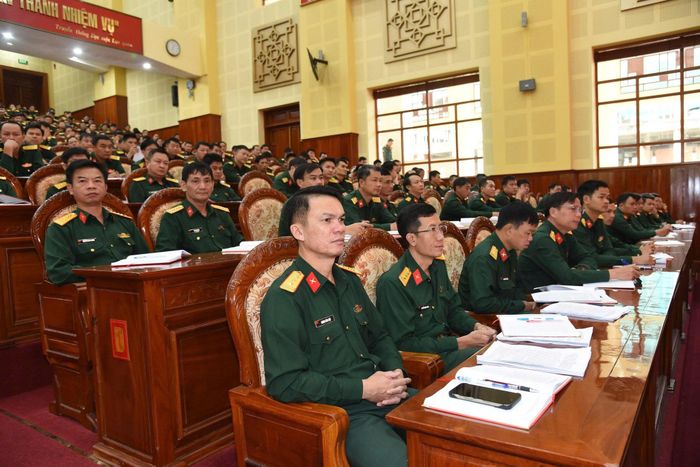 Các cán bộ, học viên tập trung lắng nghe các nội dung quán triệt
