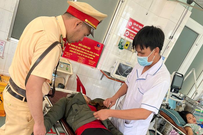 Nhờ sự hỗ trợ của lực lượng CSGT, bà Hương được nhanh chóng đưa đến cơ sở y tế trong tình trạng cần cấp cứu.