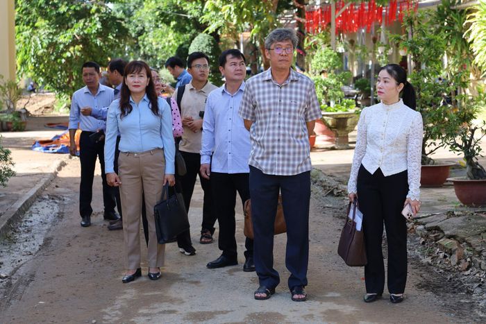 Phó Chủ tịch UBND tỉnh Nguyễn Minh (hàng đầu) và Giám đốc Sở Giáo dục và Đào tạo Lâm Đồng Lê Thị Bích Liên (bìa phải), cùng lãnh đạo các sở, ban, ngành kiểm tra công tác chuẩn bị năm học 2026 – 2027 tại Trường Phổ thông Dân tộc nội trú