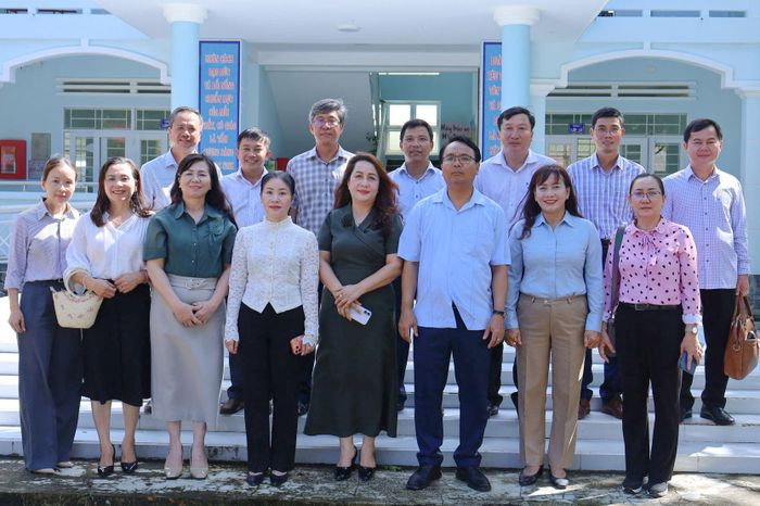 Đồng chí Đặng Hồng Sỹ, Phó Bí thư Thường trực Tỉnh ủy; Phó Chủ tịch UBND tỉnh Nguyễn Minh; cùng lãnh đạo các sở, ban, ngành chụp hình lưu niệm khi kiểm tra công tác chuẩn bị năm học 2026 – 2027 tại Trường Tiểu học Hàm Liêm