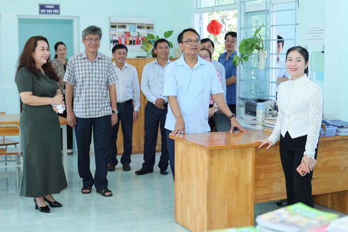 Đồng chí Đặng Hồng Sỹ, Phó Bí thư Thường trực Tỉnh ủy; đồng chí Nguyễn Minh, Phó Chủ tịch UBND tỉnh, cùng lãnh đạo các sở, ban, ngành kiểm tra công tác chuẩn bị năm học 2026 - 2027 tại Trường Tiểu học Hàm Liêm.
