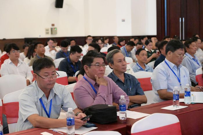Các bác sĩ, đại diện cơ sở y tế trong tỉnh tham gia hội thảo