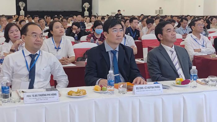 Các chuyên gia đầu ngành và các bác sĩ tại chương trình cập nhật hướng điều trị mới về tim, xương khớp.
