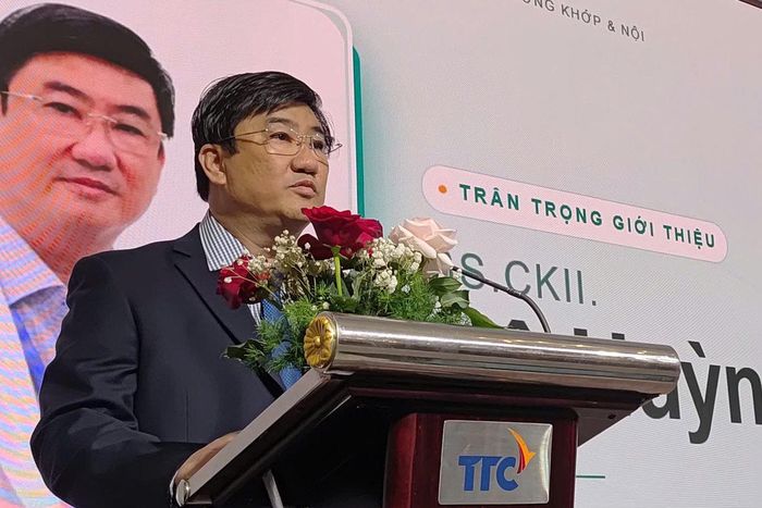 Bác sĩ chuyên khoa II Lê Huỳnh Phúc, Giám đốc Bệnh viện Đa khoa Bình Thuận phát biểu tại chương trình cập nhật hướng điều trị mới về tim, xương khớp