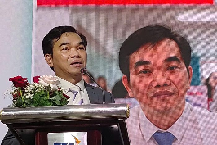 Tiến sĩ, bác sĩ Đặng Thức Anh Vũ, Phó Giám đốc Sở Y tế tỉnh Lâm Đồng phát biểu tại chương trình cập nhật hướng điều trị mới về tim, xương khớp