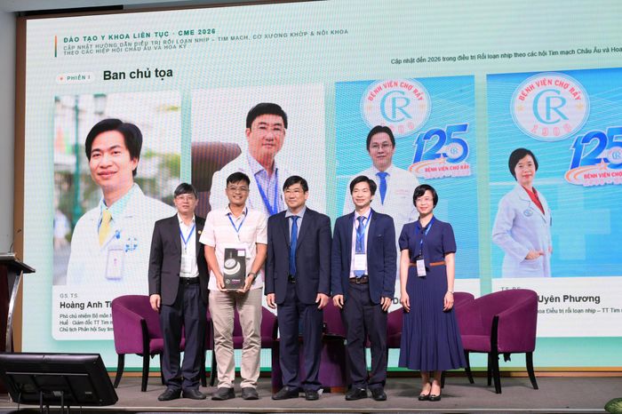 Giao lưu, tặng quà cho đại biểu có câu hỏi hay