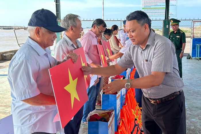 Ông Nguyễn Mậu Sâm, Phó Chủ tịch UBND phường Phước Hội trao quà đến ngư dân tại Cảng cá La Gi