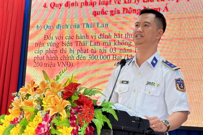Trung tá Phan Tất Đề, cán bộ BTL Vùng Cảnh sát biển 3 tuyên truyền các nội dung tại hội nghị