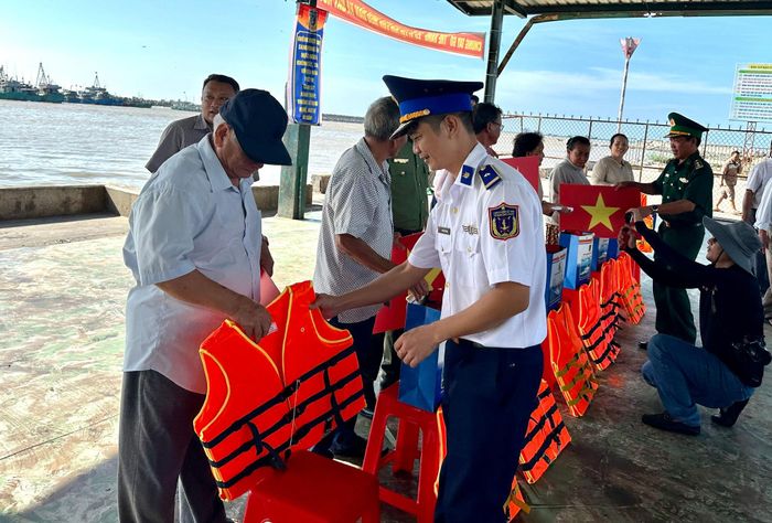 Ban tổ chức tặng quà cho các ngư dân tại Cảng cá La Gi
