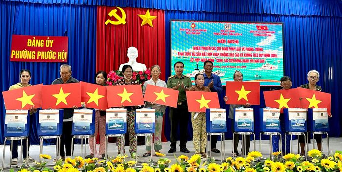Ban tổ chức tặng quà cho các hộ ngư dân có hoàn cảnh khó khăn tại hội nghị