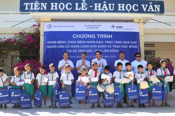 Lãnh đạo NMNĐ Vĩnh Tân 4 cùng các mạnh thường quân trao quà, học bổng cho học sinh nghèo xã Vĩnh Hảo