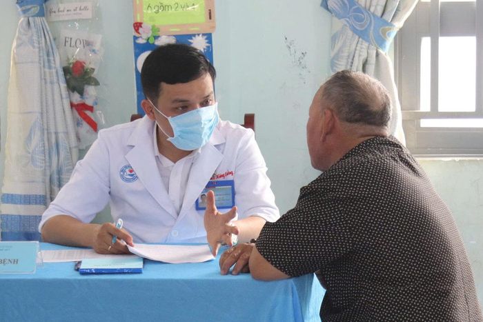 Bác sĩ khám bệnh cho người dân