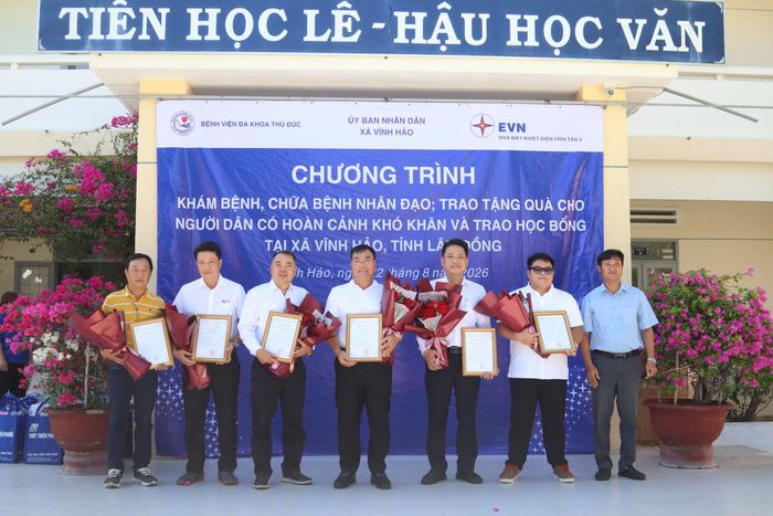 Đại diện xã Vĩnh Hảo trao Thư cám ơn cho các mạnh thường quân hỗ trợ chương trình