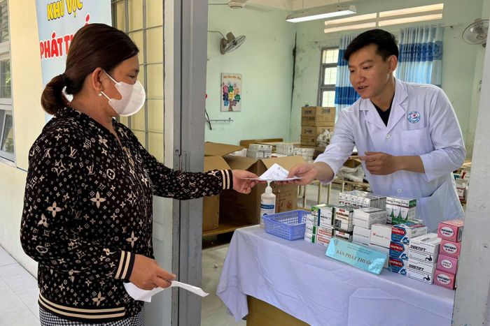 Bà con khám bệnh, cấp thuốc miễn phí