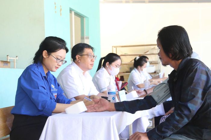Đoàn y, bác sĩ BV Đa khoa Thủ Đức khám bệnh cho người dân