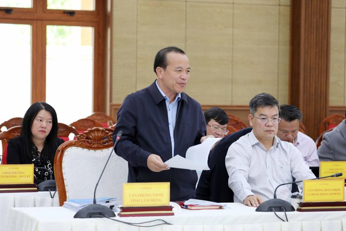 Đồng chí Đỗ Tấn Sương, Tỉnh ủy viên, Chánh Văn phòng UBND tỉnh Lâm Đồng góp ý các nội dung trong tổng thể chương trình Festival Hoa