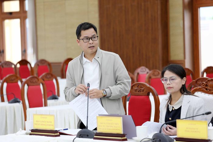 Đồng chí Nguyễn Phi Long, Phó Giám đốc Báo và Phát thanh, Truyền hình Lâm Đồng báo cáo phương án đề xuất chương trình "Tiếng hát truyền hình" vào chuỗi hoạt động Festival Hoa và đêm Bế mạc Festival Đà Lạt