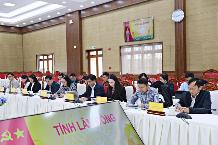 Lãnh đạo các sở, ngành, địa phương tham dự cuộc họp