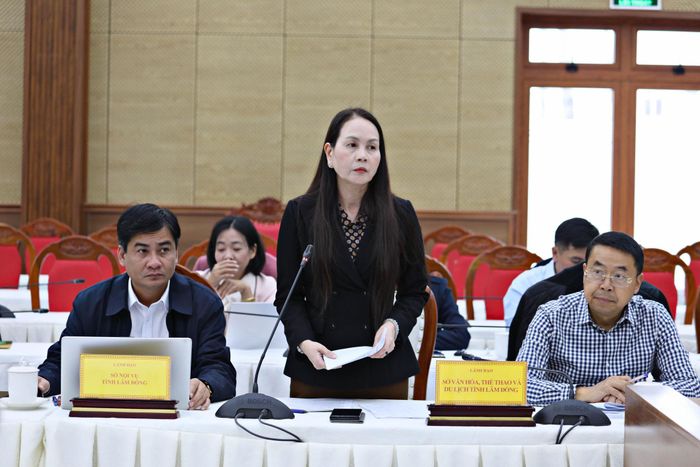 Phó Giám đốc Sở Văn hóa, Thể thao và Du lịch tỉnh Lâm Đồng Nguyễn Thị Bích Ngọc báo cáo tiến độ chuẩn bị các nội dung hoạt động Festival Hoa Đà Lạt 2026