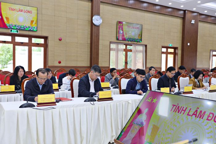 Lãnh đạo các sở, ngành, địa phương tham dự cuộc họp