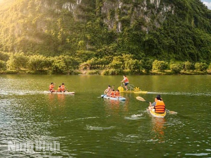 Du khách chèo sup tại hồ.