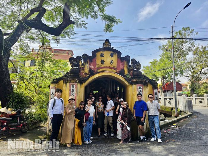 Du khách tham quan cầu Ngói.