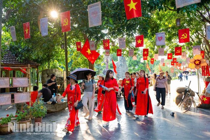 Du khách tham quan Khu du lịch sinh thái Thung Nham.