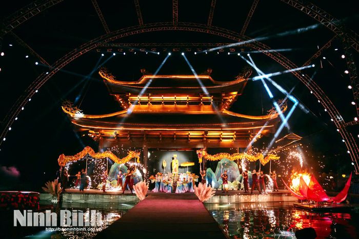 Sân khấu show thực cảnh “Anh hùng cờ lau - Đinh Bộ Lĩnh”.
