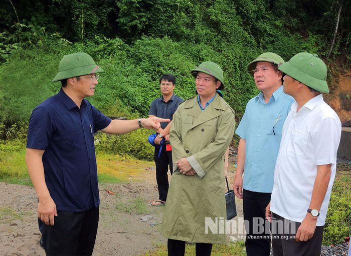 Đồng chí Trần Anh Dũng, Ủy viên Ban Thường vụ Tỉnh ủy, Phó Chủ tịch UBND tỉnh kiểm tra tại vị trí khu đồi Chùa sau Trường Tiểu học Xích Thổ và Trường Mầm non Xích Thổ, thôn Đại Hoà.
