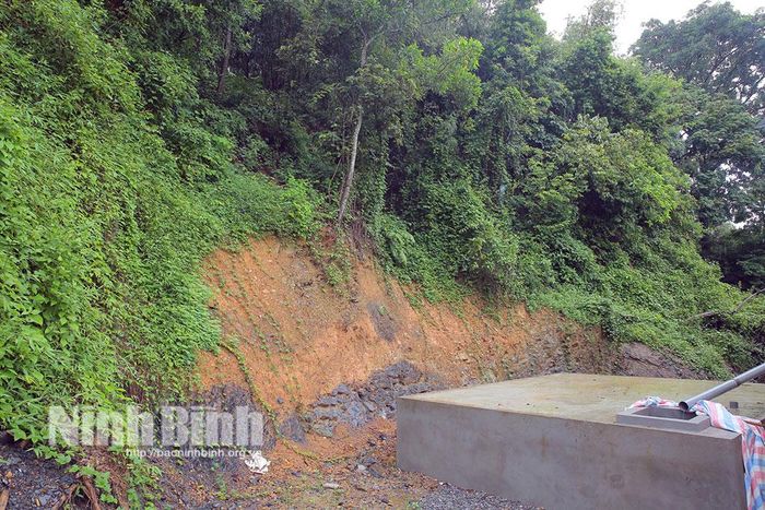 Khu vực sạt lở tại vị trí khu đồi Chùa sau Trường Tiểu học Xích Thổ và Trường Mầm non Xích Thổ, thôn Đại Hoà.