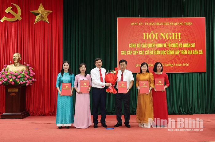Đồng chí Nguyễn Minh Trường, Phó Bí thư Đảng ủy, Chủ tịch HĐND xã trao Quyết định bổ nhiệm Hiệu trưởng, Phó Hiệu trưởng, chỉ định Bí thư Chi bộ, Chi ủy Chi bộ Trường Tiểu học Nguyễn Công Trứ.