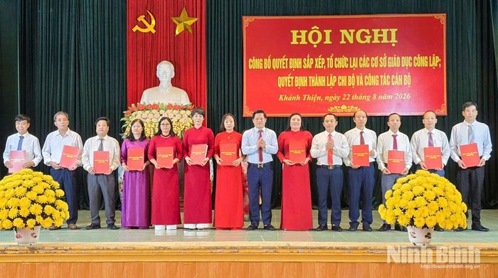 Lãnh đạo xã Khánh Thiện trao Quyết định bổ nhiệm Hiệu trưởng, Phó Hiệu trưởng, chỉ định Chi ủy, Bí thư, Phó Bí thư chi bộ các trường học sau sắp xếp. Ảnh: Thủy Lam