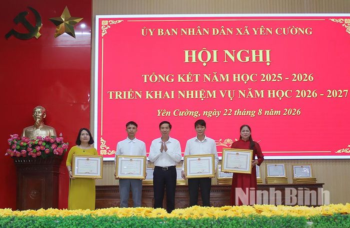 Thừa ủy quyền, lãnh đạo xã Yên Cường trao Bằng khen của Chủ tịch UBND tỉnh cho các cá nhân có thành tích xuất sắc.