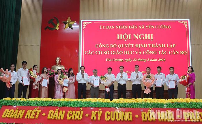 Lãnh đạo xã Yên Cường trao quyết định thành lập, tặng hoa chúc mừng các cơ sở giáo dục.
