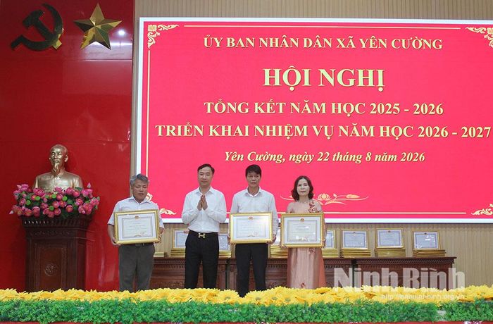 Thừa ủy quyền, lãnh đạo xã Yên Cường trao danh hiệu “Tập thể lao động xuất sắc” của Chủ tịch UBND tỉnh cho các tập thể.